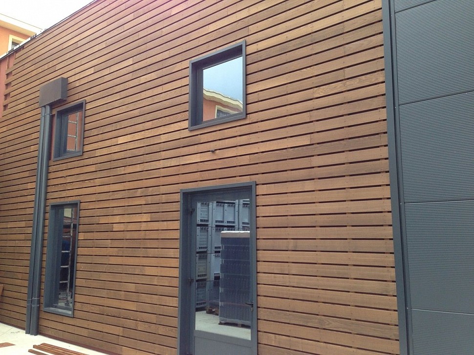 Планкен на вентилируемом фасаде дома из газобетона